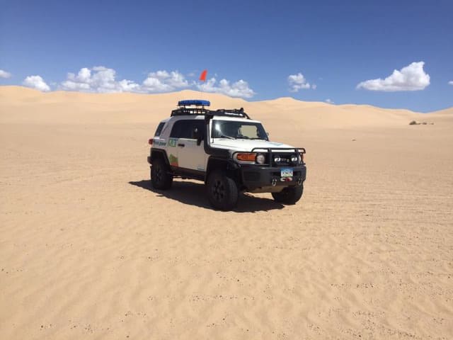 fj cruiser in desert sand before rebelle rally