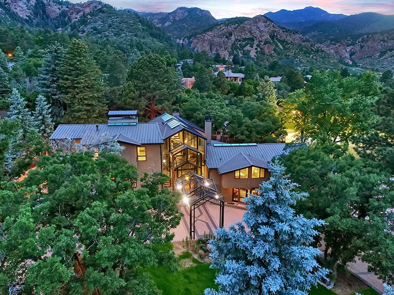 broadmoor dream home exterior and cheyenne mountain background
