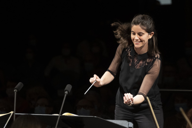 Chloé Dufresne conducts the orchestra with joy and movement.